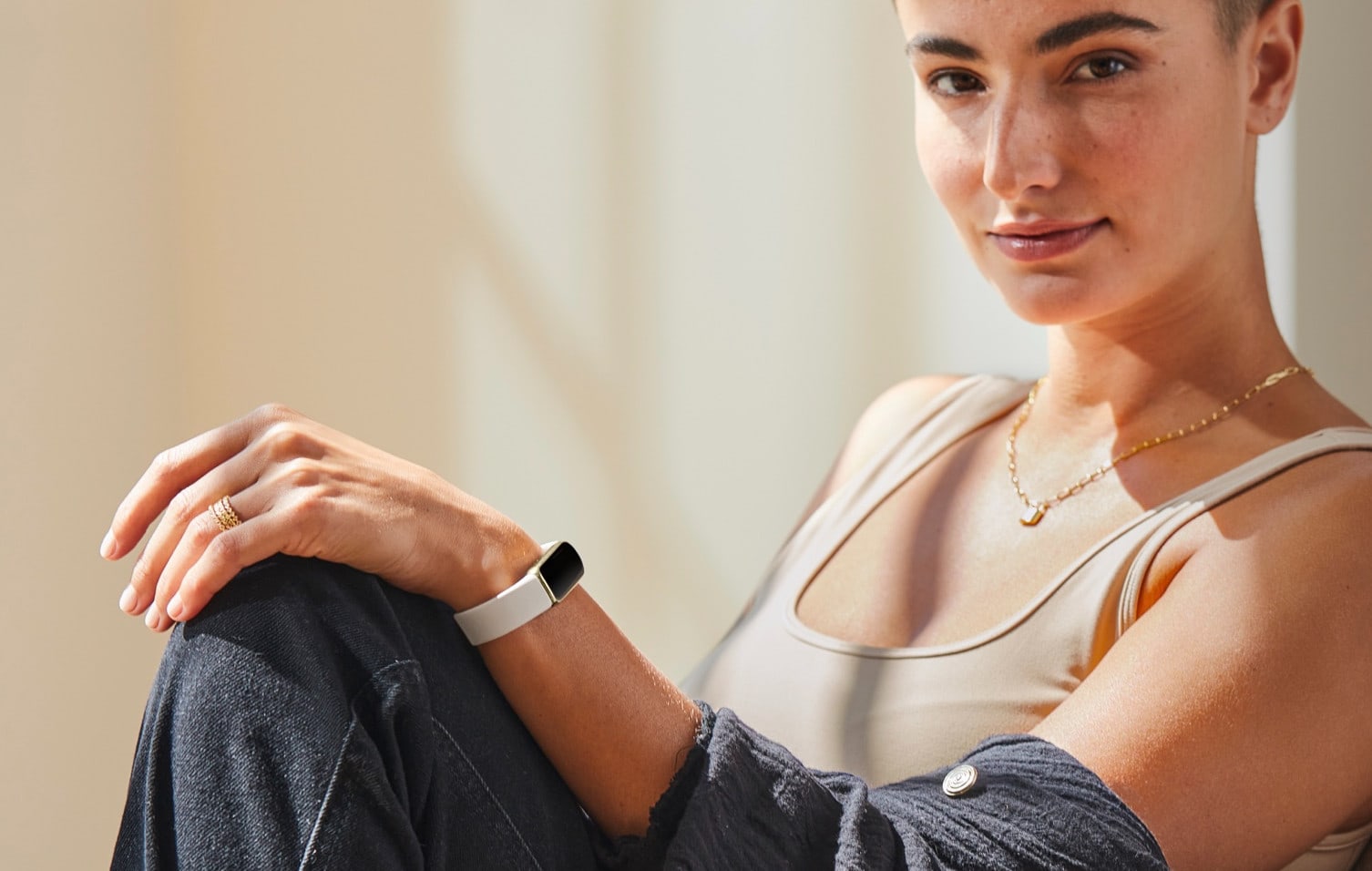 Новости — Google представила люксовый фитнес-браслет Fitbit Luxe