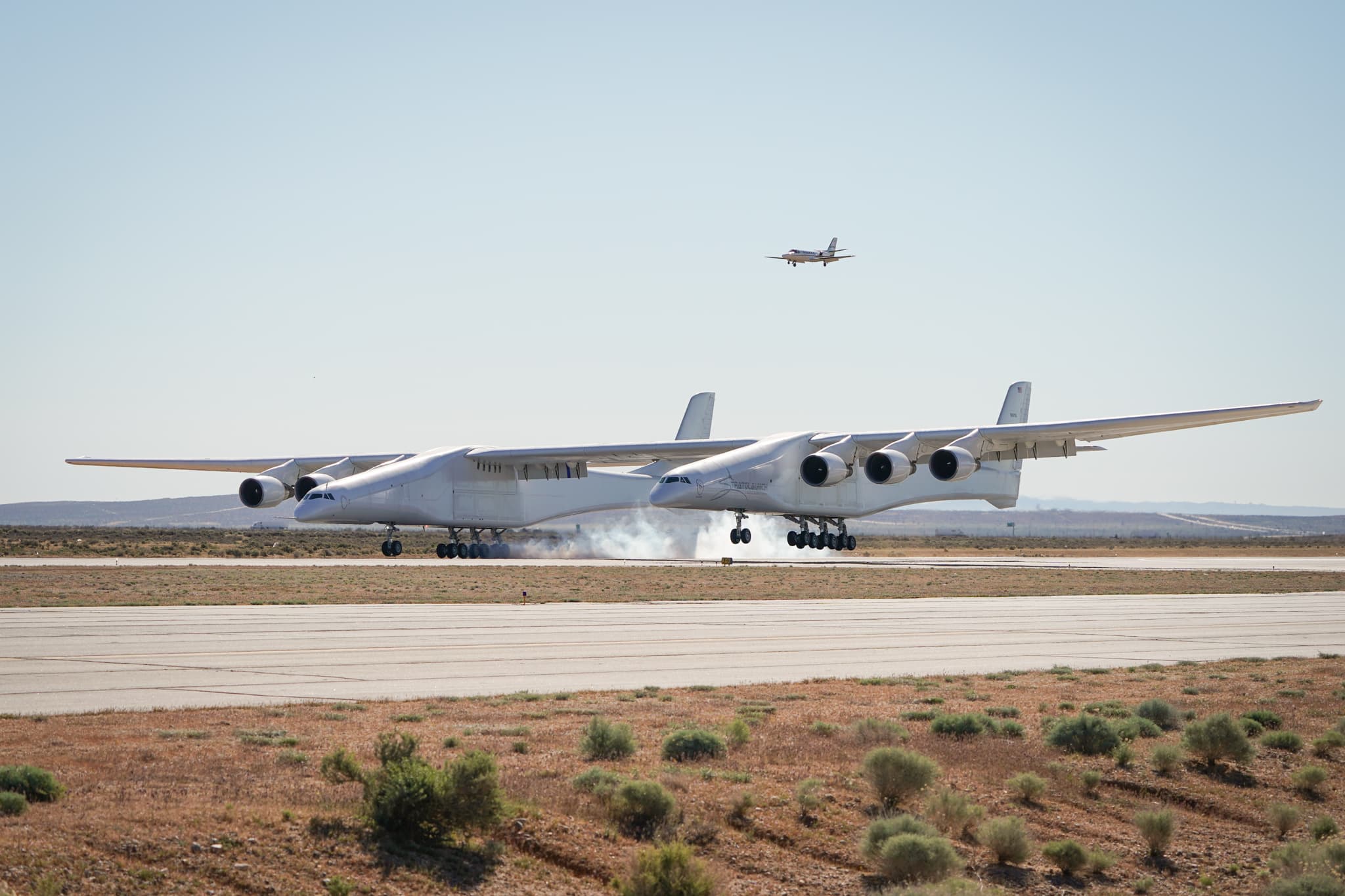 Самый великий самолет. Самолет Stratolaunch model 351. Самый большой самолёт в мире scaled Composites Stratolaunch model 351. Самолёт — Stratolaunch 351.. Двухфюзеляжный самолет Stratolaunch.