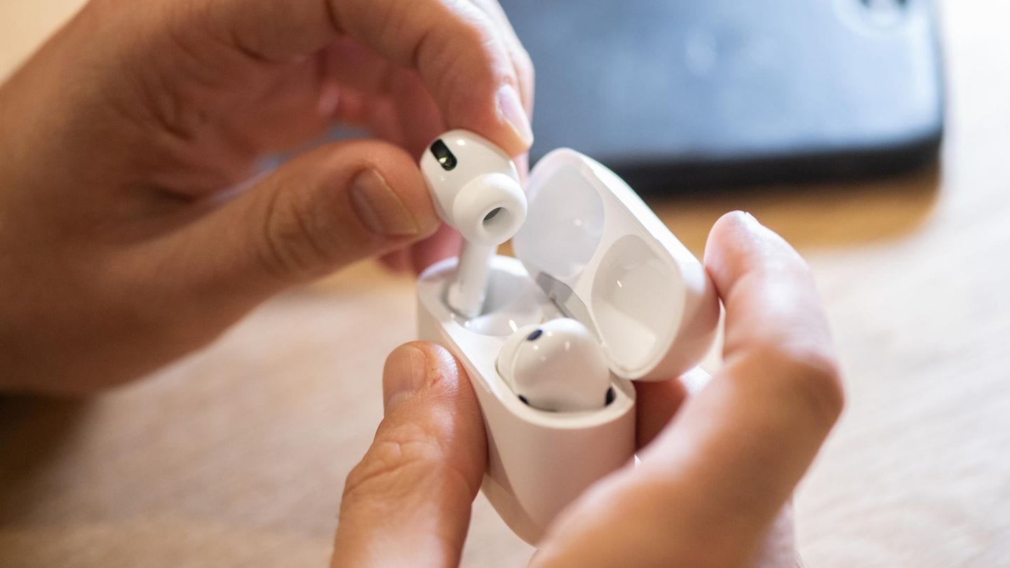 Новости — Такими будут AirPods Pro 2 — с ремешком и встроенным в кейс ...
