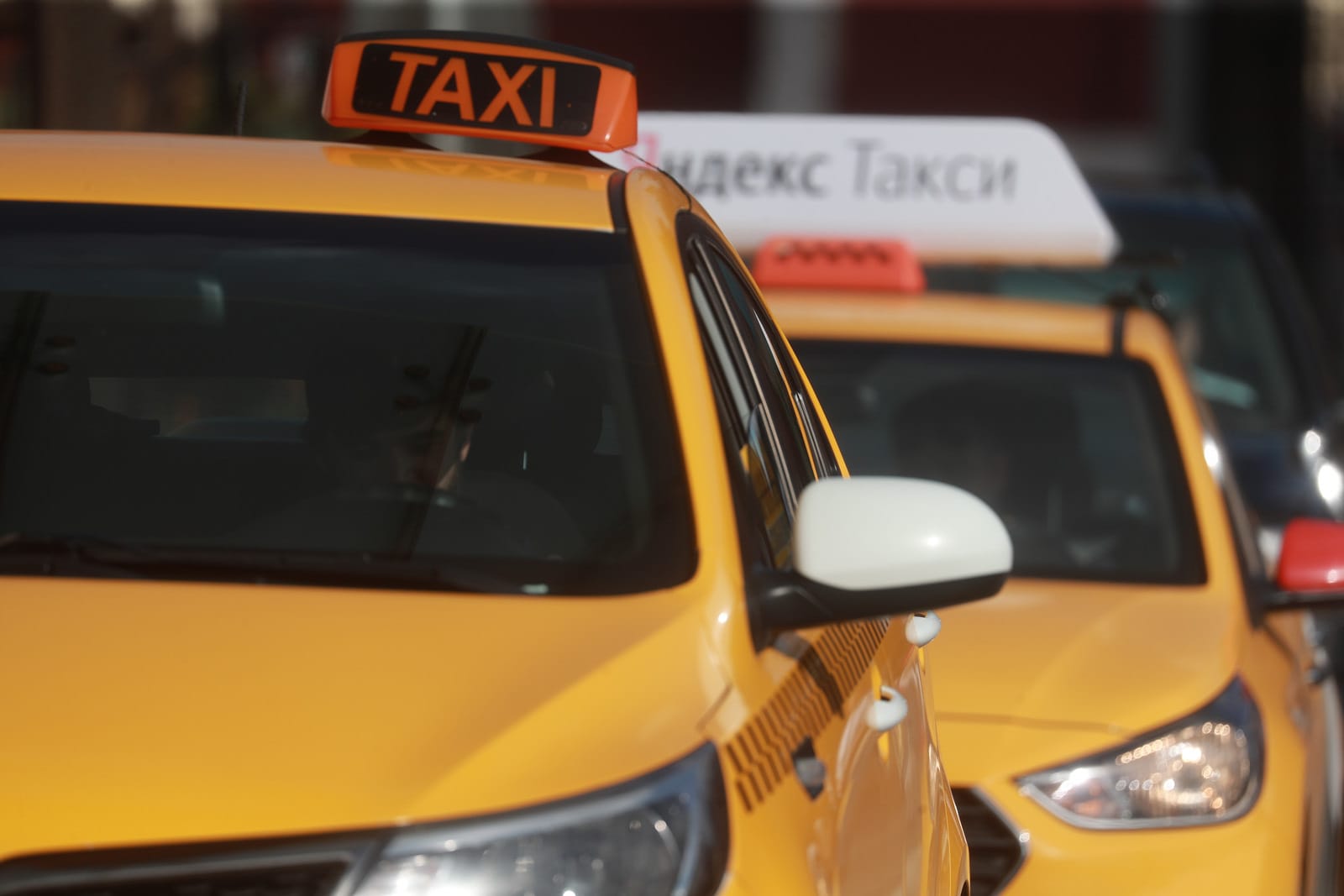 Ап такси водитель. Авто такси. Гелик такси. Такси ап на машине.