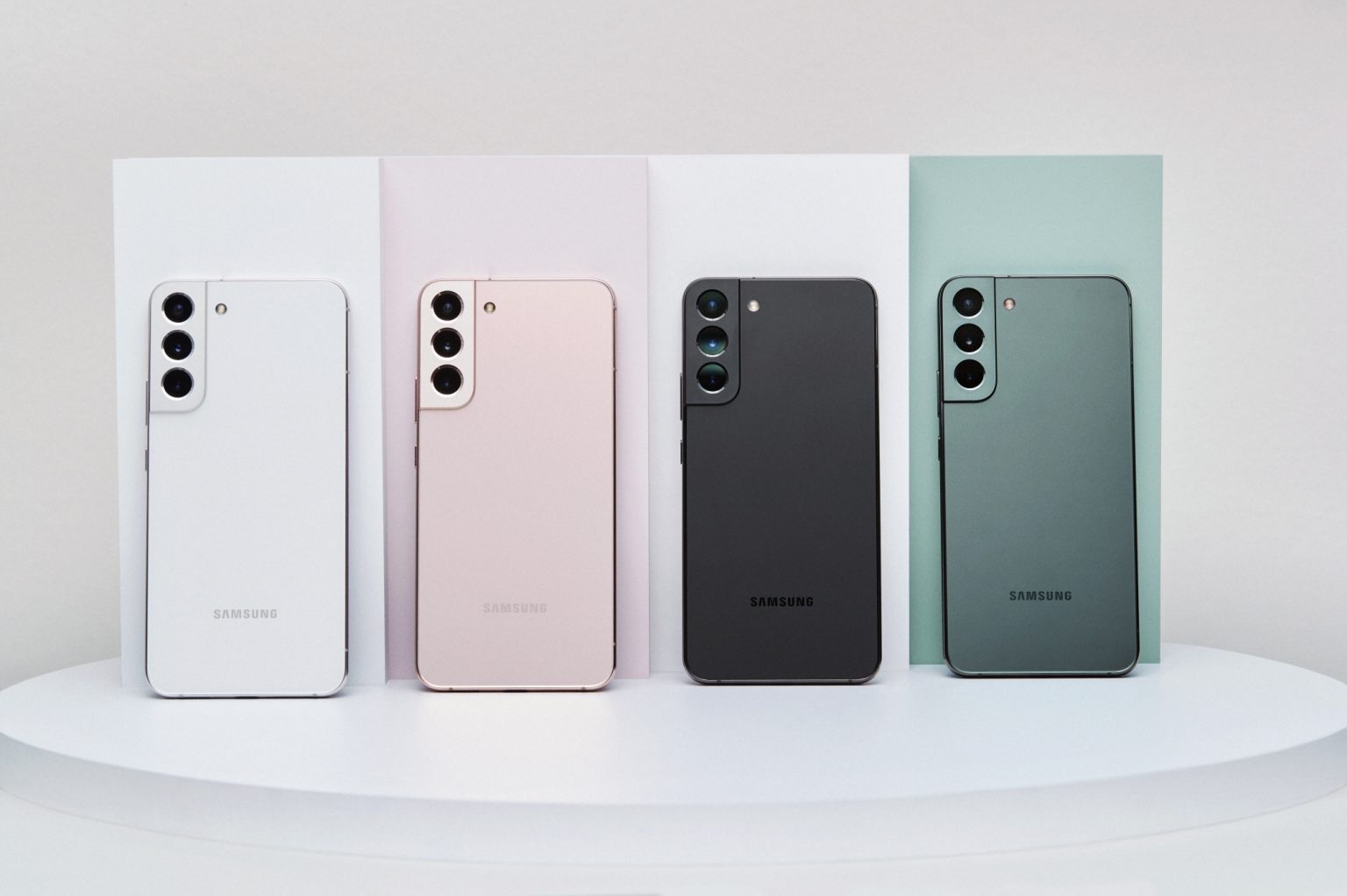 Новости — Samsung внезапно изменила характеристики Galaxy S22 и S22+